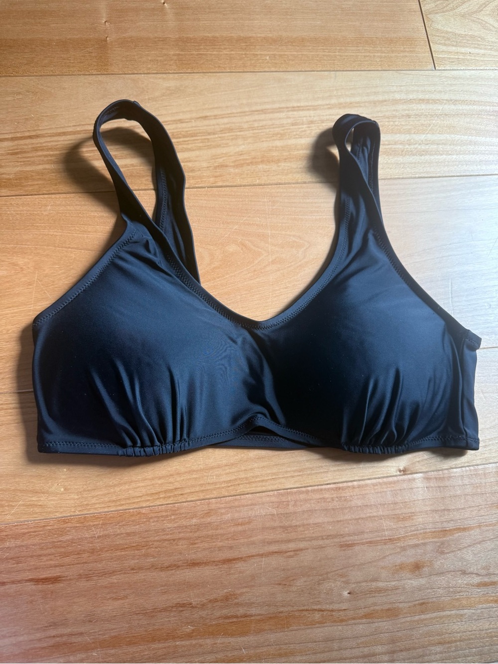 Women’s Black Wireless Scoop Swim Top